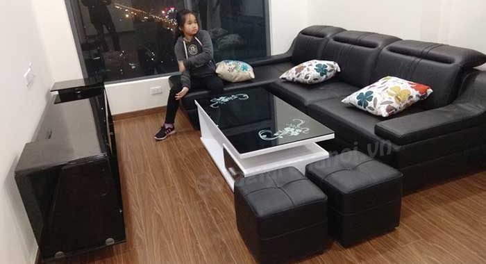 Hình ảnh mẫu sofa da góc chữ L màu đen được chụp tại nhà khách hàng