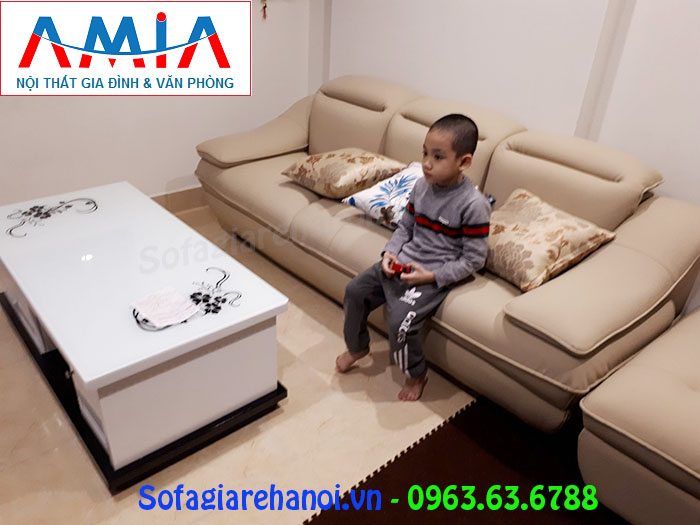 Hình ảnh mẫu ghế sofa nhỏ xinh hiện đại với gam màu trắng sữa