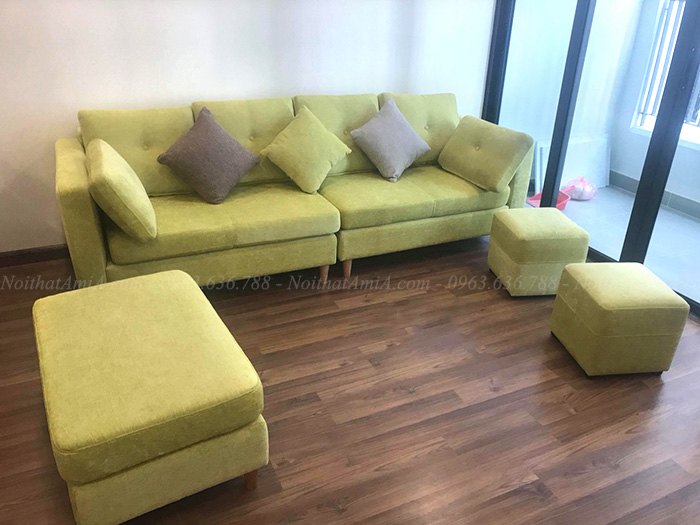 Hình ảnh Mẫu ghế sofa văng đẹp xanh cốm độc đáo và mới lạ chụp tại phòng khách nhà khách hàng