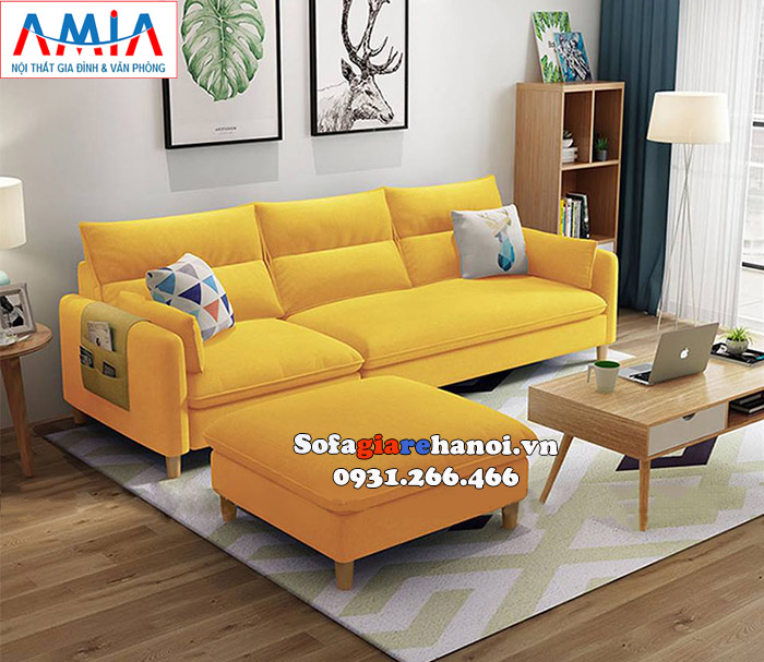 Hình ảnh Ghế sofa màu vàng nổi bật giữa màu sơn tường nhạt tạo điểm nổi bật cho căn phòng