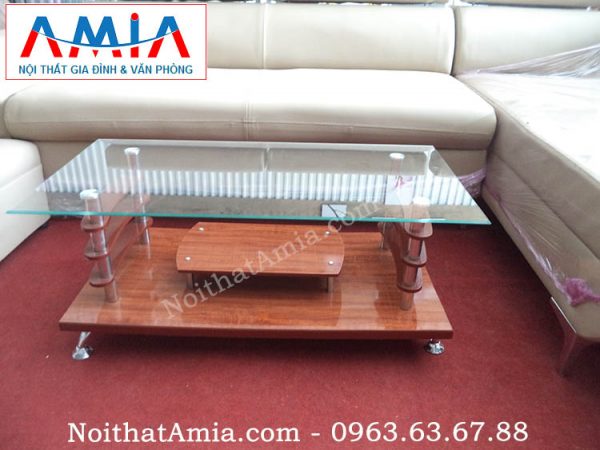 Hình ảnh cho mẫu bàn trà mặt kính hai tầng vân gỗ chụp thực tế tại kho AmiA