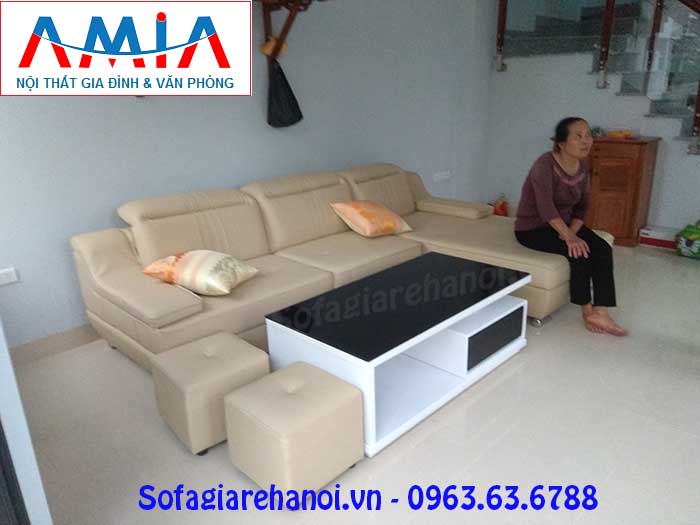 Hình ảnh ghế sofa da chữ L 3 chỗ kết hợp bàn trà sofa kính đen đẹp cho phòng khách