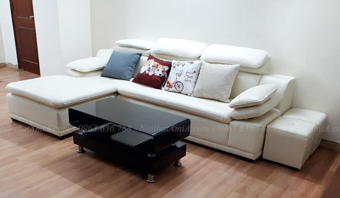 Hình ảnh Bộ ghế sofa đẹp da chữ L bài trí trong phòng khách nhà khách hàng