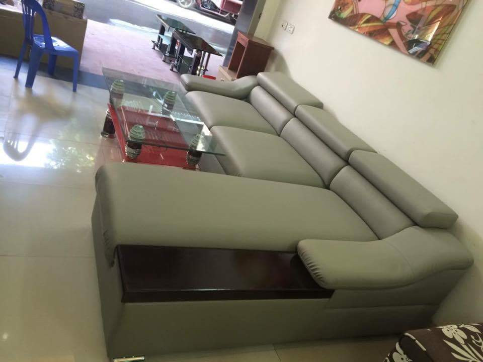 Hình ảnh mẫu ghế sofa da góc chữ L tay gỗ Sồi AmiA SFD098 khi được bài trí tại nhà khách hàng