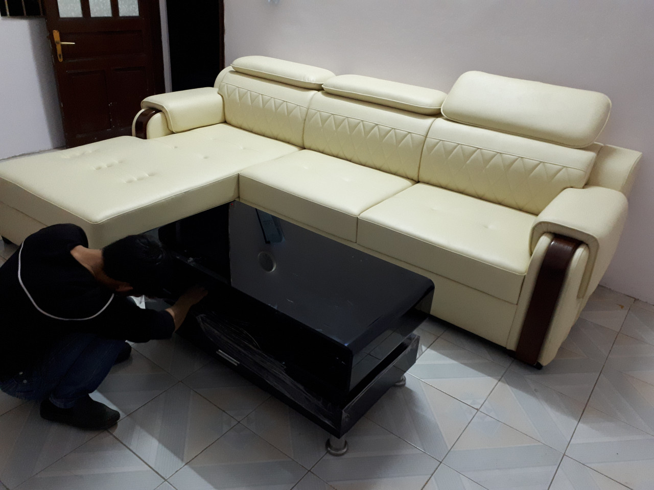 Hình ảnh Mẫu ghế sofa da đẹp AmiA được chụp tại phòng khách nhà khách hàng