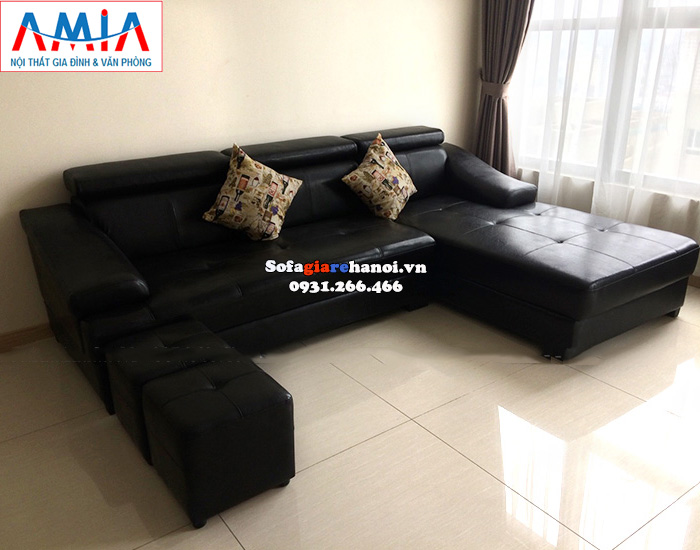 Hình ảnh Ghế sofa màu đen tạo điểm nổi bật với màu sơn tường nhẹ