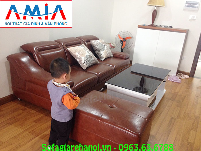 Hình ảnh bộ bàn ghế sofa nhỏ đẹp hiện đại với chất liệu da và kiểu dáng ghế sofa văng