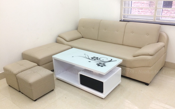 Hình ảnh Mẫu ghế sofa văng đẹp bài trí cùng mẫu bàn trà kính đẹp trong phòng khách gia đình