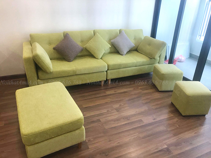 Hình ảnh Ghế sofa văng đẹp màu xanh nõn chuối chụp thực tế tại phòng khách nhà khách hàng