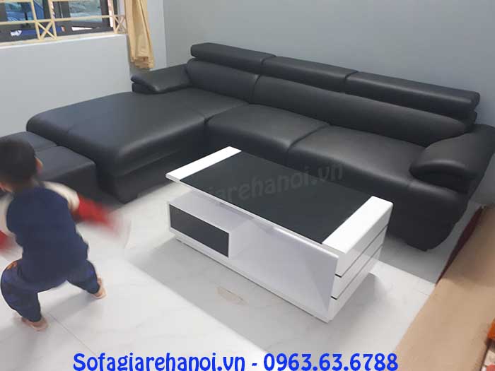 Hình ảnh bộ sofa da góc chữ L màu đen kết hợp bàn trà kính đẹp đen trắng