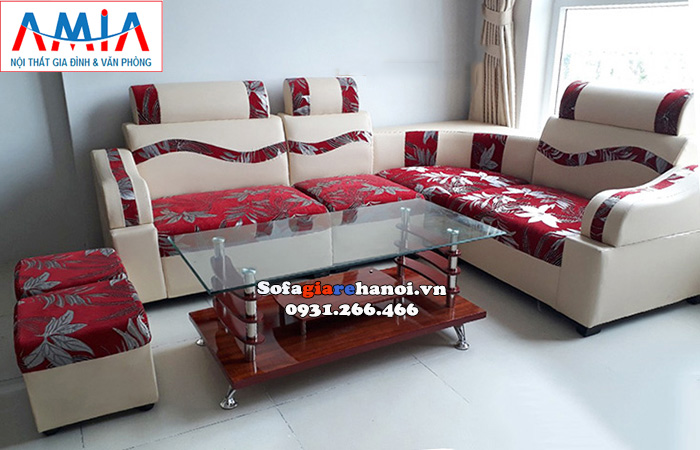 Hình ảnh Sofa màu đỏ họa tiết hoa văn đẹp bài trí trong căn phòng có màu sơn tường tone nhẹ