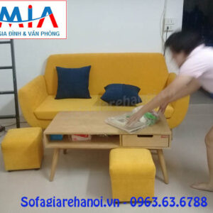 Hình ảnh ghế sofa mini thiết kế dạng văng nỉ được bài trí trong phòng khách nhà khách hàng