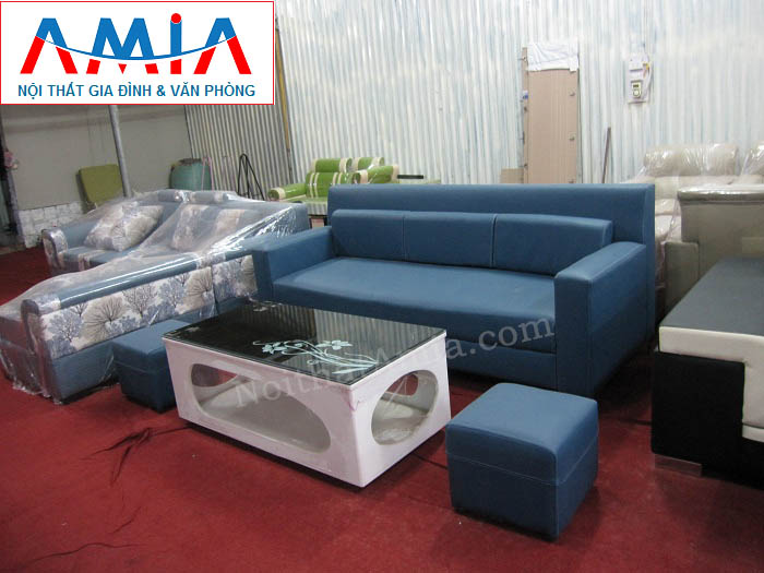 Hình ảnh cho mẫu ghế sofa văng da màu xanh đẹp mê ly kết hợp với bàn trà gỗ mặt kính đen